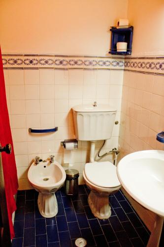 蒙希克Bica Boa的一间带卫生间和水槽的浴室