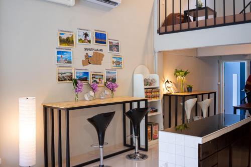 北榄Napa Hostel Samrong Station的一间厨房,内设一个柜台和凳子