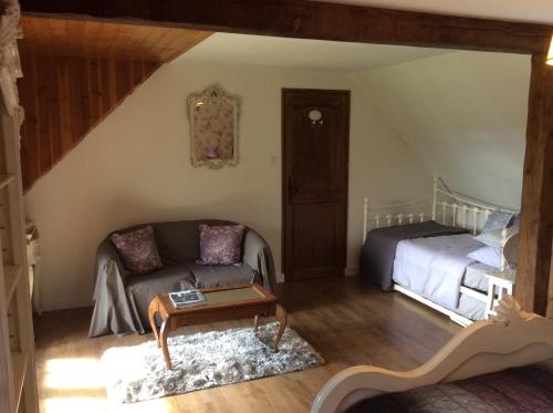 Sauviat-sur-VigeSpruce Lake的客厅配有沙发和1张床