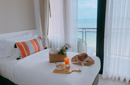 涛岛Blue Tao Beach Hotel - SHA Plus的酒店客房,设有一张床铺,享有海景