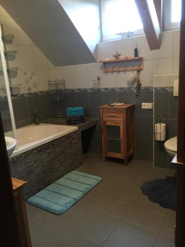 芬肯施泰因Ferienwohnung Größing的带浴缸和盥洗盆的大浴室