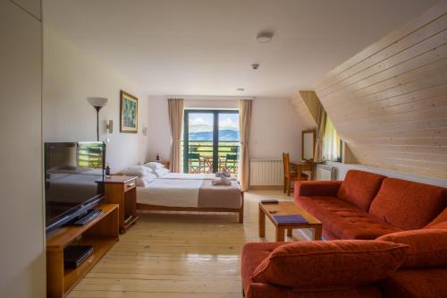 扎布利亚克北极星酒店 的客厅配有床和沙发