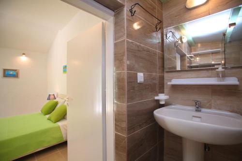 帕诺尔莫斯斯科派洛斯Liogerma Cottage的一间带水槽和卫生间的浴室以及一张床