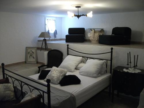 菲里亚尼T2 dans la région Bastiaise vue sur la mer的一间卧室配有带白色床单和枕头的床。