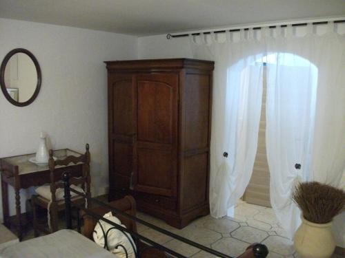 菲里亚尼T2 dans la région Bastiaise vue sur la mer的客厅配有木制橱柜和镜子