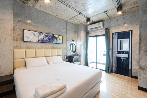 芭东海滩My Style Resort Hotel -SHA Plus的卧室配有一张白色大床