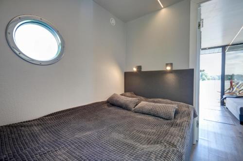 鲁恰内尼达Apartament Na Wodzie的一间卧室设有一张大床和大窗户