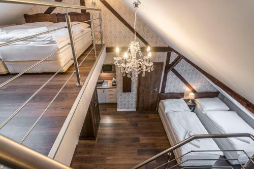 普雷绍夫RETRO Apartments Bosak的阁楼间设有两张双层床和吊灯。