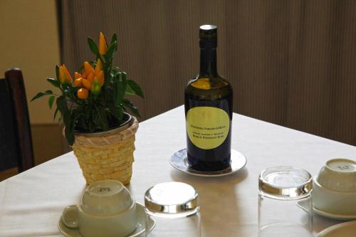 福利尼奥La Corte的一瓶葡萄酒和一瓶花在桌子上