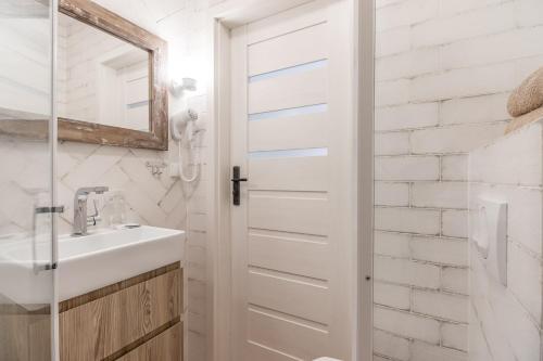 斯图托沃Apartament MEWA的白色的浴室设有水槽和镜子
