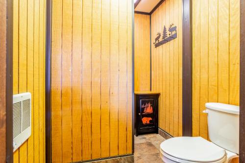 格兰德莱克Grand Lake Lodge的一间带卫生间和壁炉的浴室
