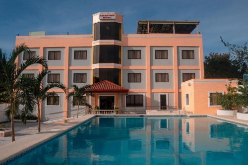 莫阿尔博阿Adams View Hotel的大楼前设有游泳池的酒店