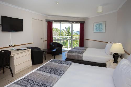 麦凯海洋国际酒店的酒店客房设有两张床和电视。