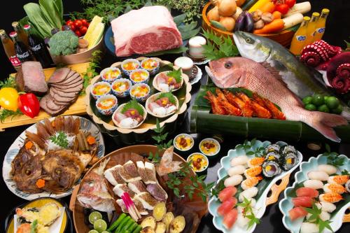 鸣门市凯格苏火影忍者日式旅馆的一张桌子上面有很多不同类型的食物