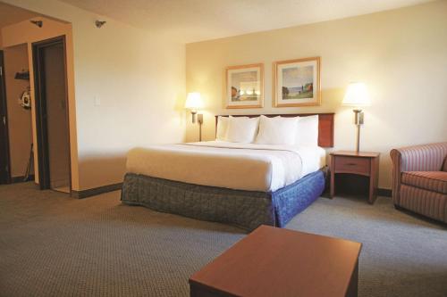 埃尔帕索埃尔帕索西巴特利特拉金塔套房酒店的酒店客房设有一张大床和一张沙发。