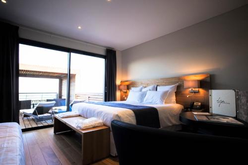 马奇纳奇奥Le Tomino的酒店客房设有一张床和一个大窗户