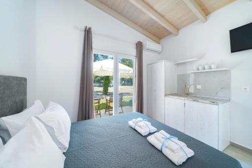普里诺斯Studios Periklis的一间卧室配有一张床,上面有两条毛巾