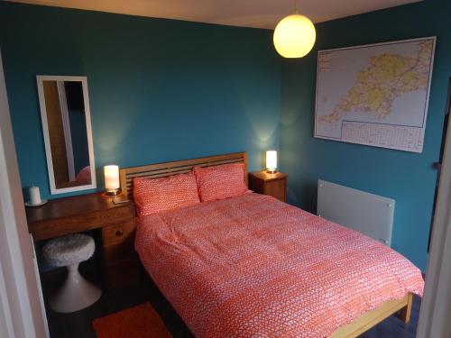 索尔塔什Little Trenoweth的一间卧室设有红色的床和蓝色的墙壁