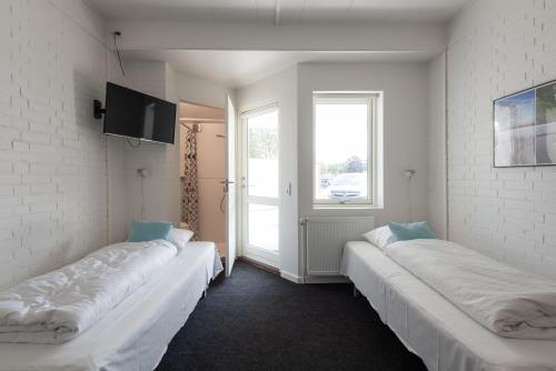 海宁Motel Poppelvej的带窗户的客房内的2张白色床