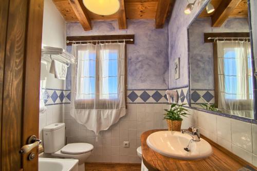 贝拉新镇兰诺蒂内奥酒店的一间带水槽、卫生间和镜子的浴室