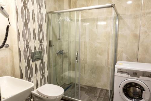 伯萨Vip Apart Hotel的带淋浴和洗衣机的浴室
