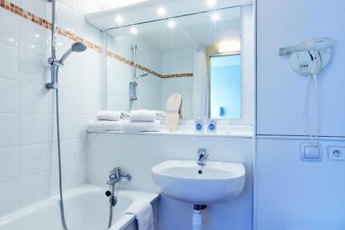圣热尼普伊基里亚德杰内夫圣杰尼普利酒店的白色的浴室设有水槽和淋浴。