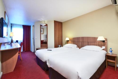 圣热尼普伊基里亚德杰内夫圣杰尼普利酒店的一张大白色的床,位于酒店客房内
