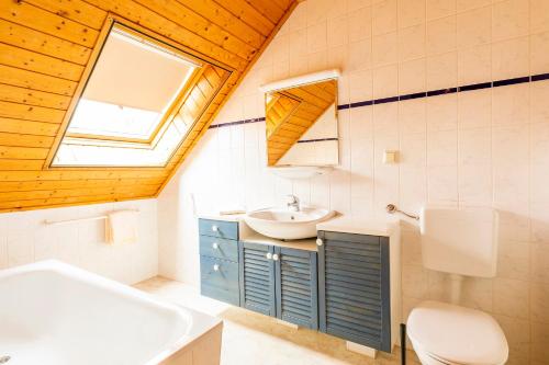 博克木里兹帕拉迪斯度假屋的浴室配有盥洗盆、卫生间和浴缸。