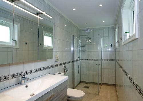 艾菲约德Fjordperlen的带淋浴、盥洗盆和卫生间的浴室