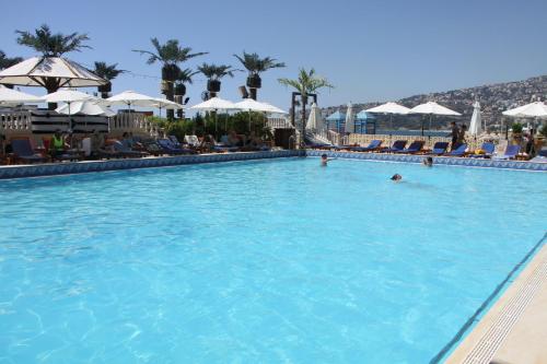 朱尼耶Lamedina Hotel & Resort的一座大型游泳池,里面的人都沉浸在水中