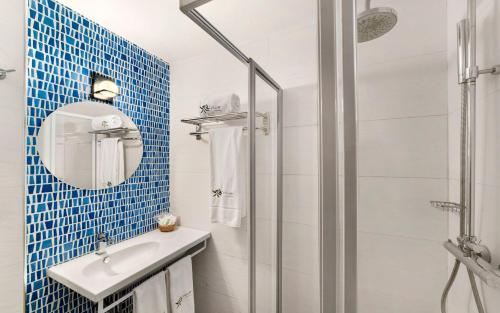 莫哈卡尔Boutique Hotel El Olivar的一间带水槽和淋浴的浴室