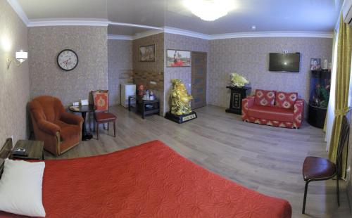 尼古拉耶夫Міні-готель Пекін的客厅配有椅子、沙发和电视