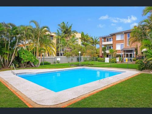 麦夸里港Play@PortMacq的一座房子的院子内的游泳池