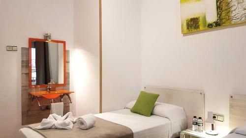 巴塞罗那拉帕尔梅拉旅馆的小房间设有床和镜子