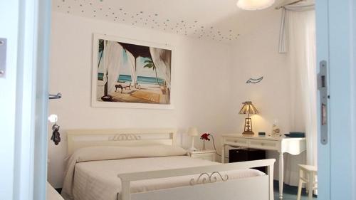 吉廖港La Rosada的白色卧室配有床和书桌
