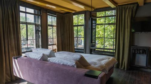 阿姆斯特丹Hotel Frank since 1666的配有大窗户的客房内的一张大床