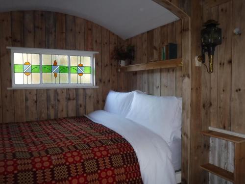 LlangadogBlack Mountain BreakAway的一间卧室设有一张床和一个窗口