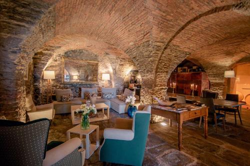 蒙蒂尼奥索Relais Montepepe Winery & Spa的一个带石墙的大客厅