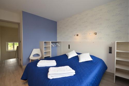 SoudronL'annexe de la Pétillante 101 Rue Principale的一间卧室配有蓝色的床和毛巾