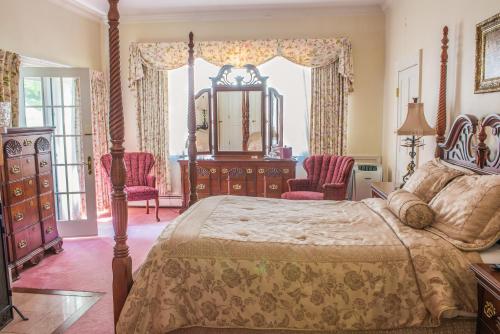 巴港奇尔特恩旅馆的一间卧室配有一张床、梳妆台和椅子