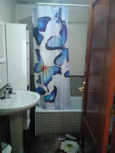AllerCabañaquinta Senderista的浴室设有淋浴帘和蝴蝶。