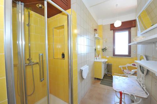 索伦托沃尔特别墅酒店的带淋浴和盥洗盆的黄色浴室