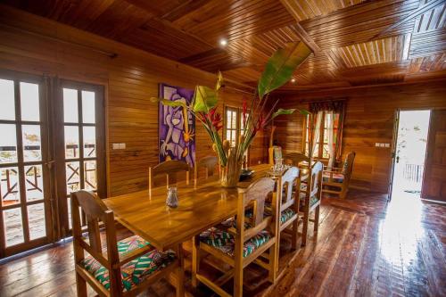 TrindadeRoça Saudade Guest House的木制用餐室配有木桌和椅子