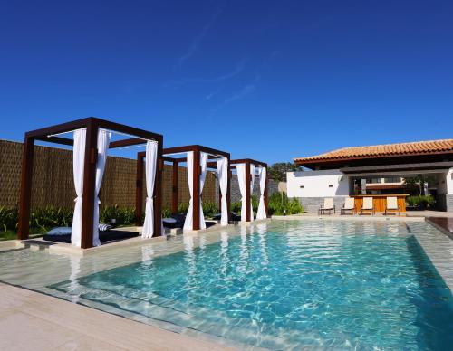 布希奥斯Hotel Aretê的中间设有柱子的游泳池