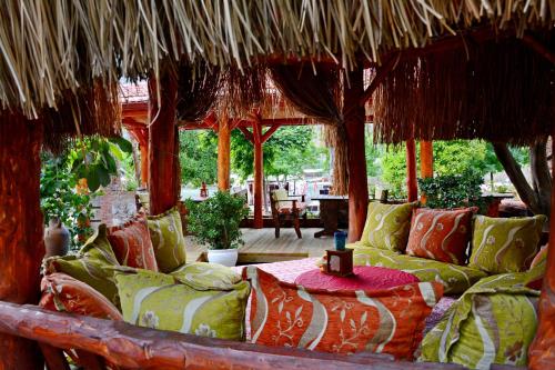 达利安奇纳尔萨赫勒酒店的客房配有带枕头的床和稻草屋顶。