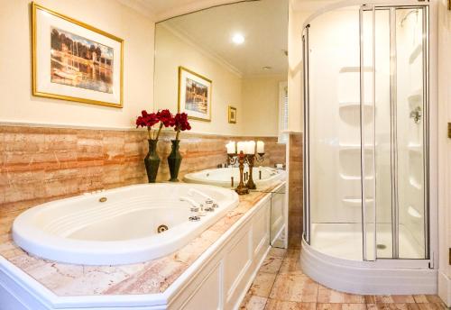 巴港奇尔特恩旅馆的一间带大浴缸和淋浴的浴室