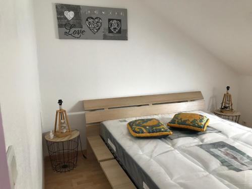 Plancher-les-MinesRésidence de l’ex hôtel des roches的一间卧室配有一张带两个枕头的床