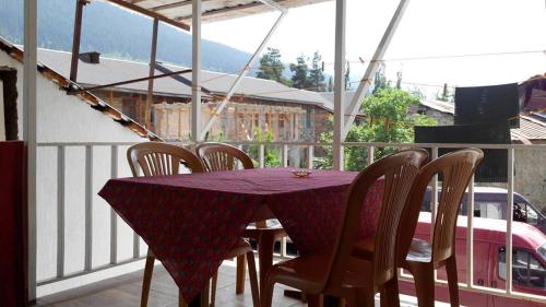 梅斯蒂亚Lomari's Guest House的阳台配有紫色的桌椅