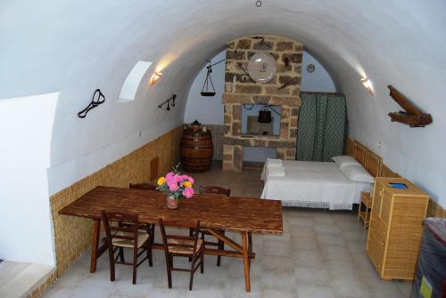 萨尔维Terra di Leuca的客厅配有木桌和沙发
