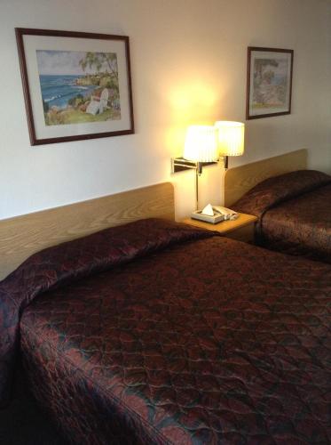 科达伦科达伦之心汽车旅馆的酒店客房设有两张床和两盏灯。